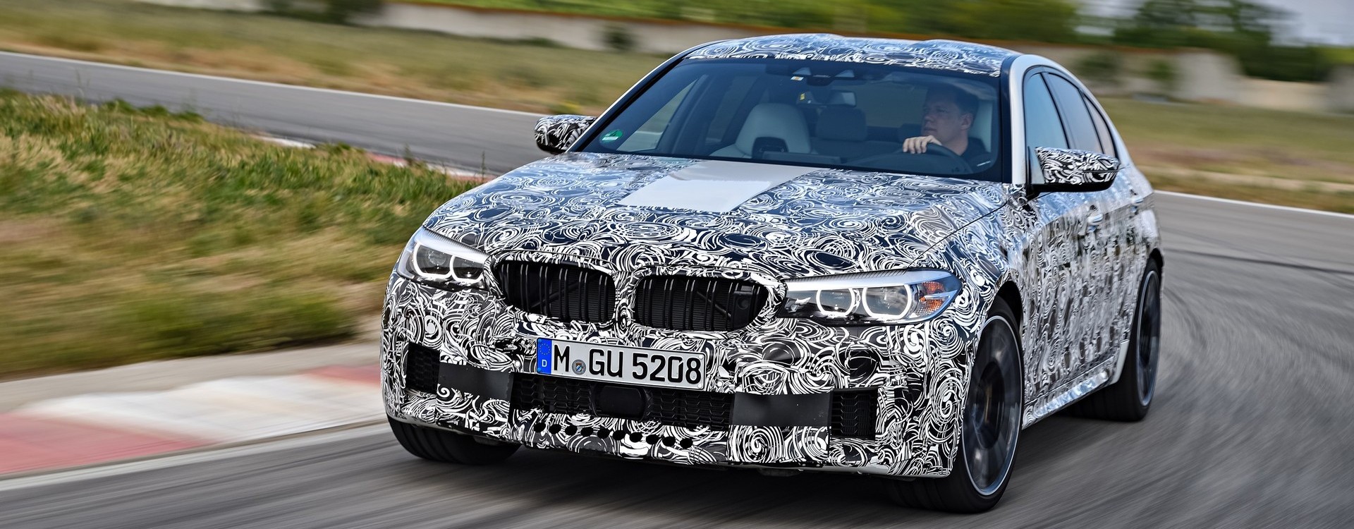 Новий BMW M5 з системою інтелектуального повного приводу M <span class="little">x</span>Drive.